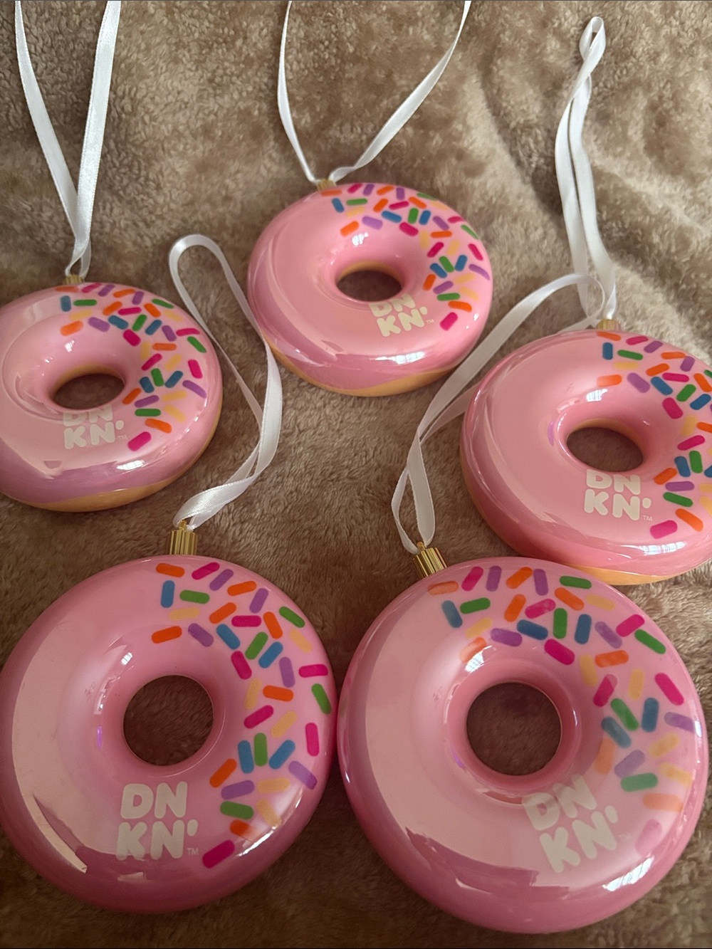 DUNKIN DONUTS STRAWBERRY WITH SPRINKLES HOLIDAY DONUT ORNAMENT NIB Set of 5